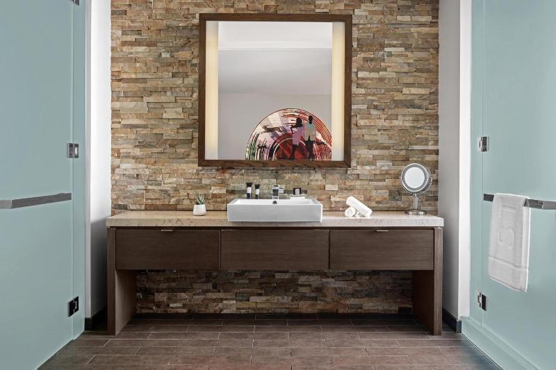 Standard King Room with Oldtown View image 2