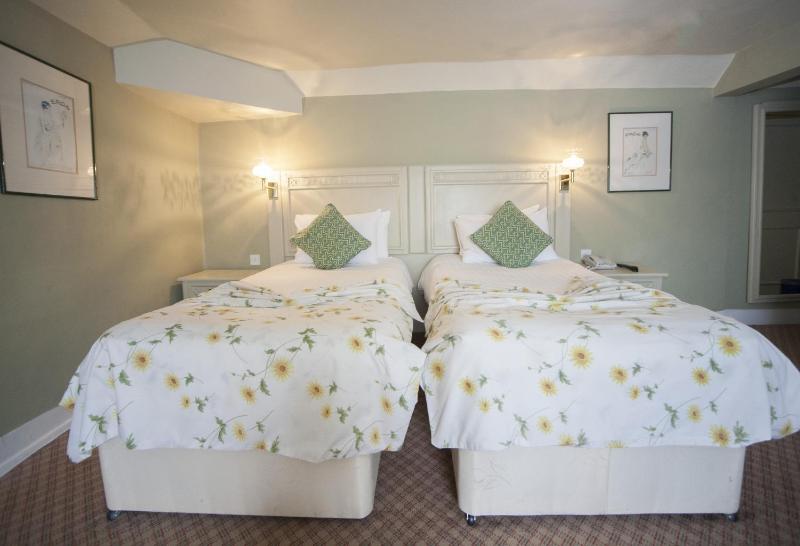 Twin Room en suite image 3