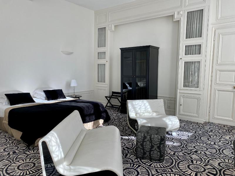 Deluxe Suite image 3