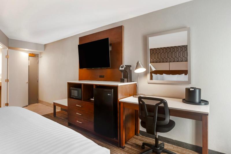 King Room with Sofa Bed - Non-Smoking image 4