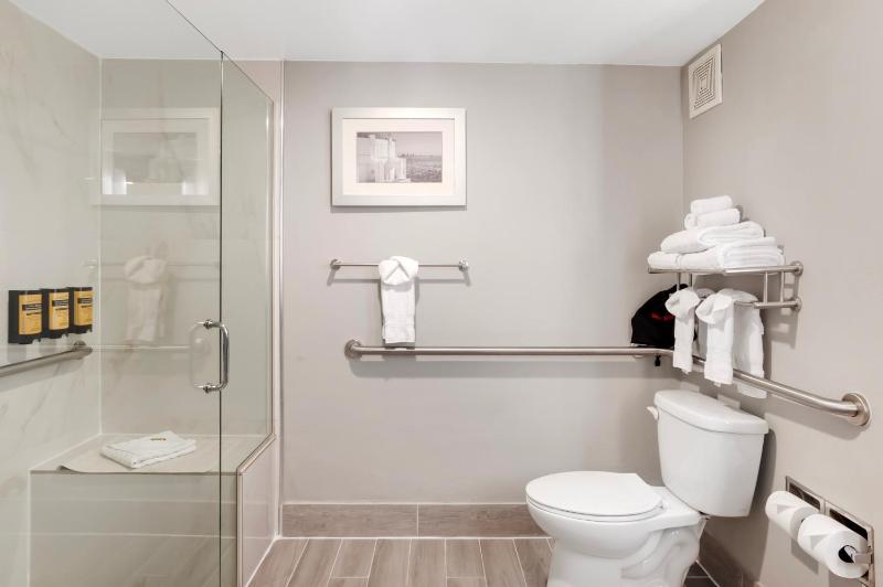 King Room with Walk-in Shower - Mobility Access/Non-Smoking image 2