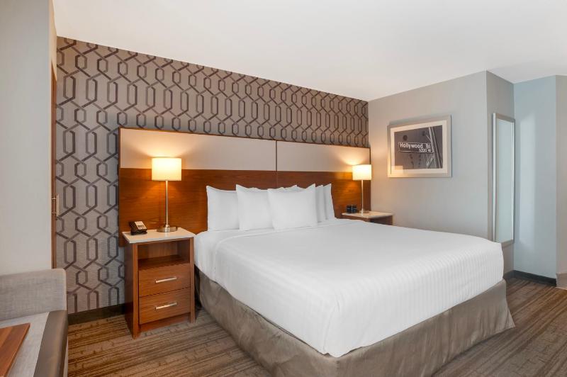 King Room with Walk-in Shower - Mobility Access/Non-Smoking image 4