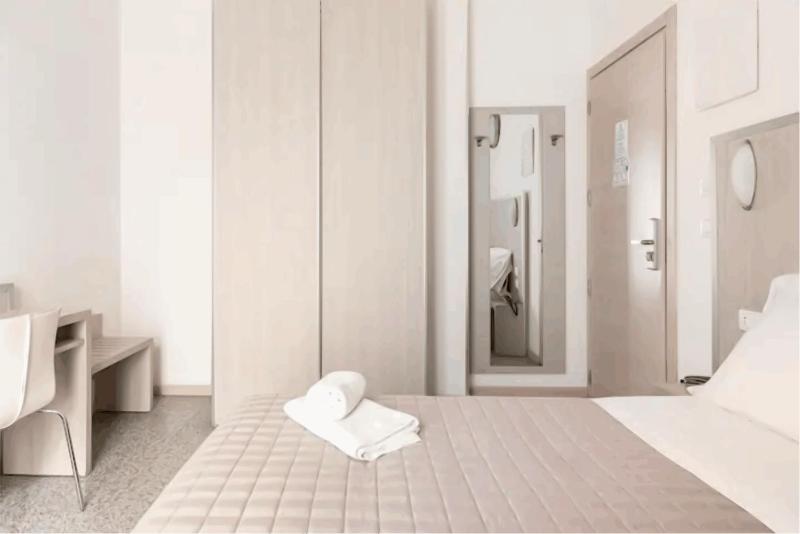 Standard Double or Twin Room image 4