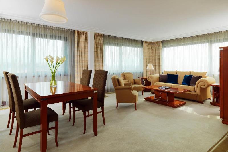 Deluxe Suite, 1 Bedroom Larger Suite, City view image 4