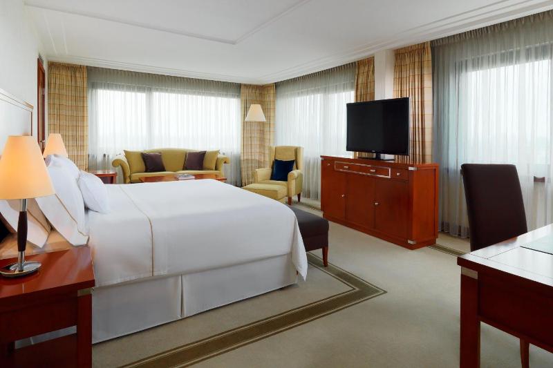 Deluxe Suite, 1 Bedroom Larger Suite, City view image 3