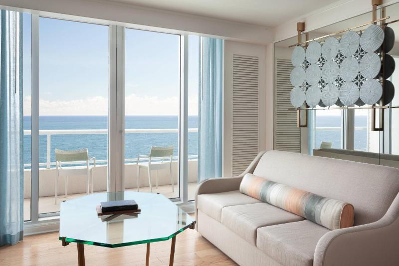 Oceanfront King Room with Club Access image 3