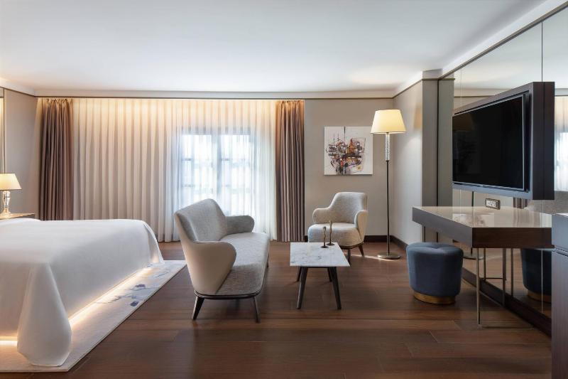 Superior King Room with Panoramic City View image 4