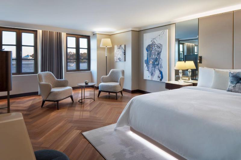 Superior King Room with Bosphorus View image 3