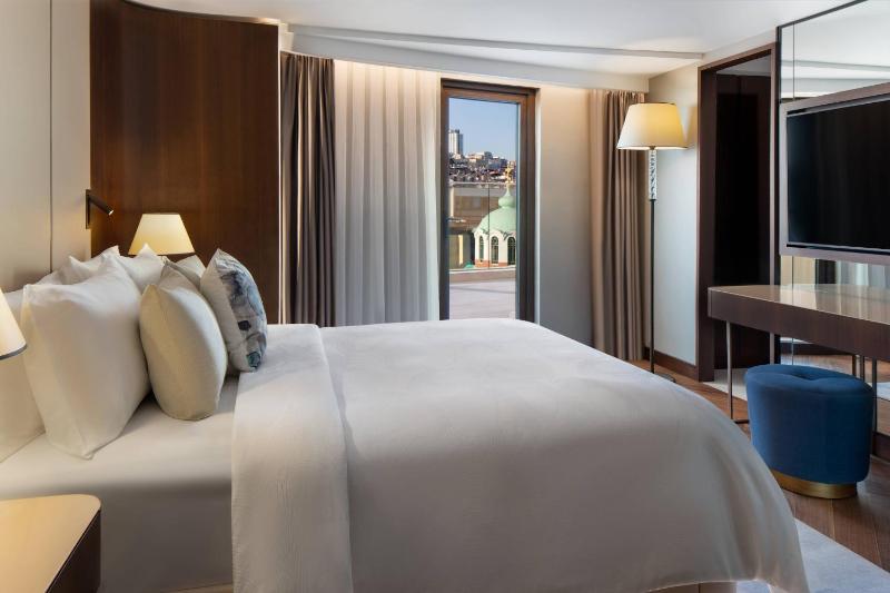 Premier Queen Room with Terrace and Galata Tower View image 1