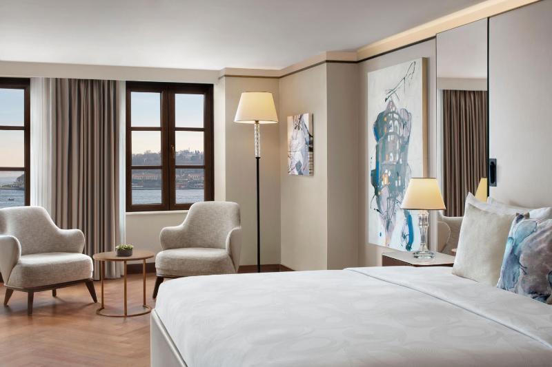Superior King Room with Bosphorus View image 4