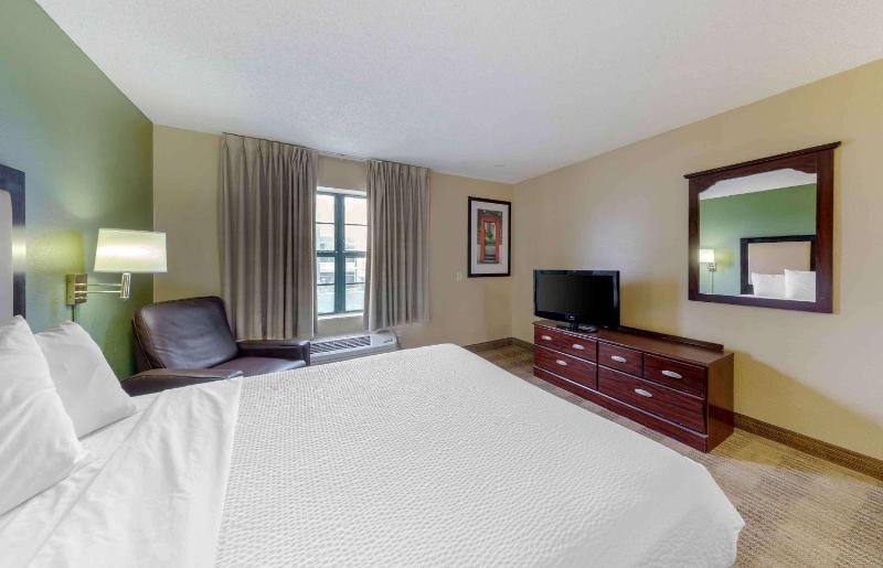 Queen studio with 1 Queen Bed - Disability Access/Non-Smoking image 3