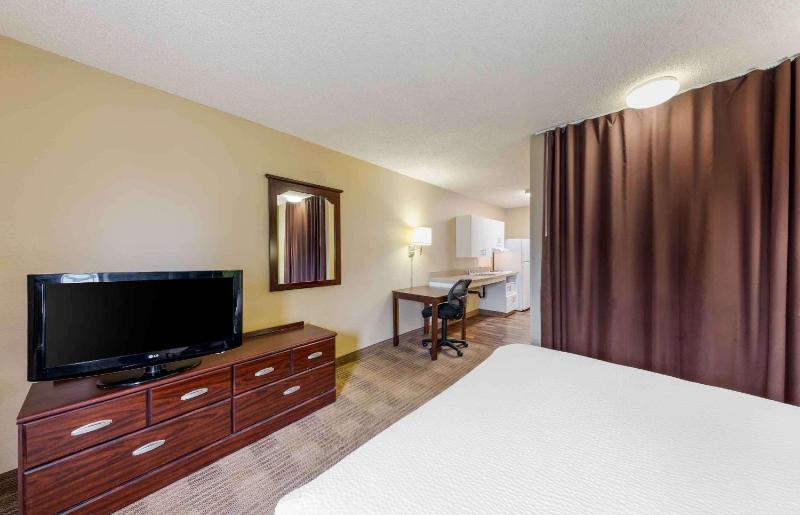 Queen studio with 1 Queen Bed - Disability Access/Non-Smoking image 2