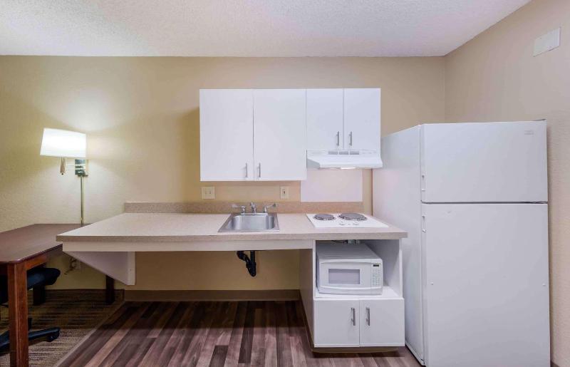 Queen studio with 1 Queen Bed - Disability Access/Non-Smoking image 1