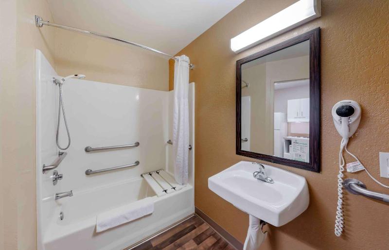 Queen studio with 1 Queen Bed - Disability Access/Non-Smoking image 3