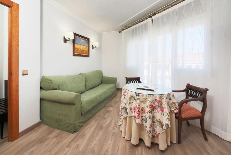 Superior Double Room with Balcony image 3