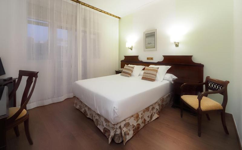 Double or Twin Room image 3
