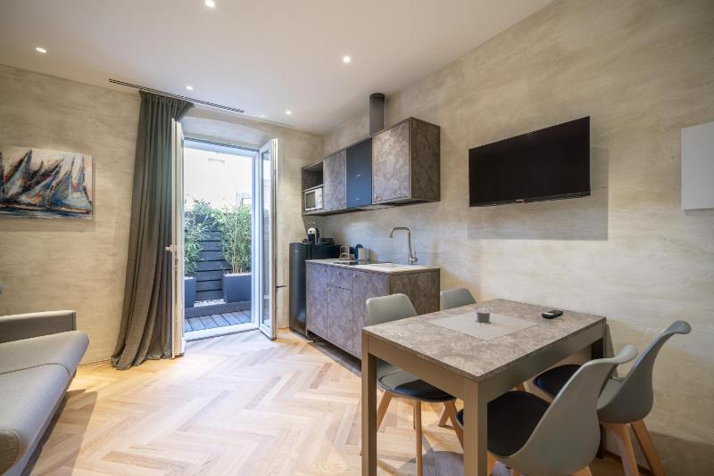 Sea Garden Apartments & Rooms - image 13