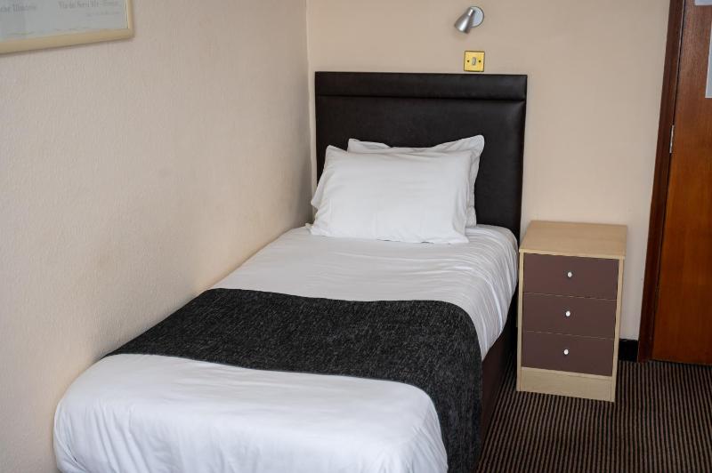 Standard Twin Room image 1