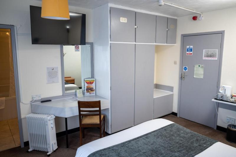 Double Room image 4