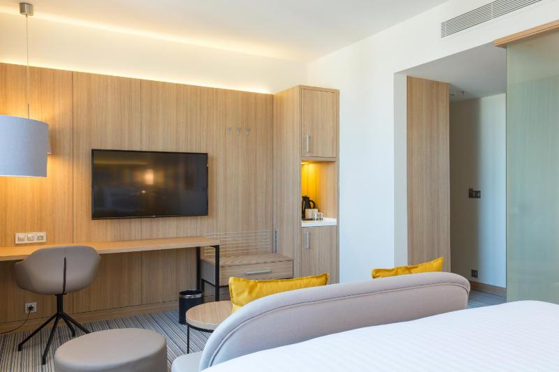 Deluxe, Guest room, 1 King, City view image 1