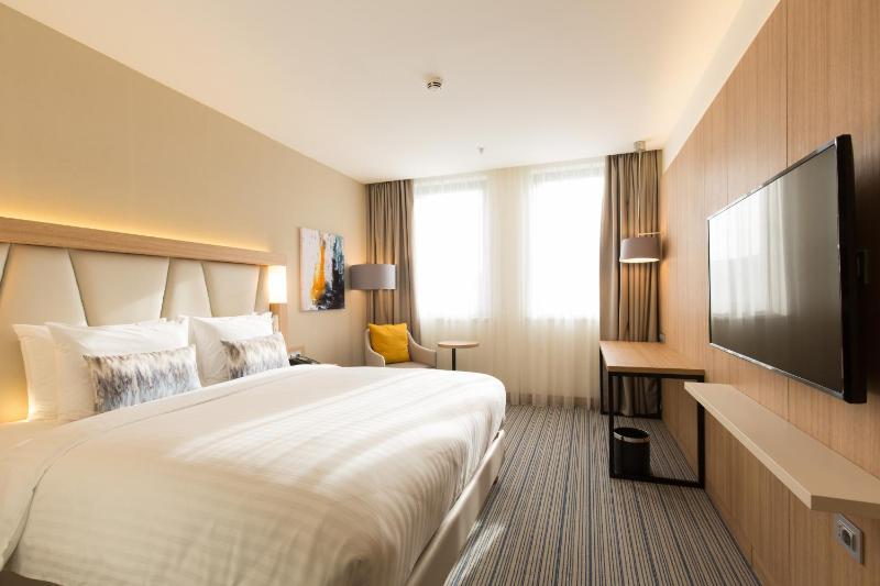 Standard, Guest room, 1 King, City view image 4