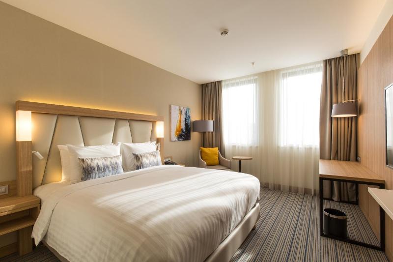 Standard, Guest room, 1 King, City view image 1