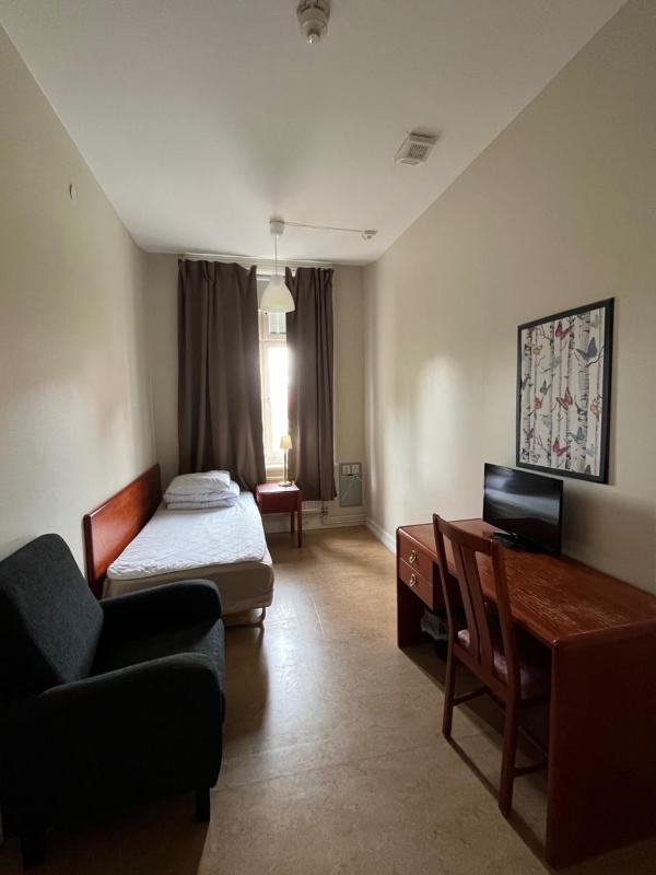 Single Room with Shared Bathroom image 4