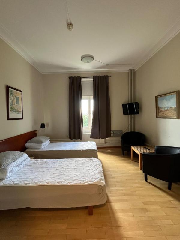 Twin Room with Shared Bathroom image 4