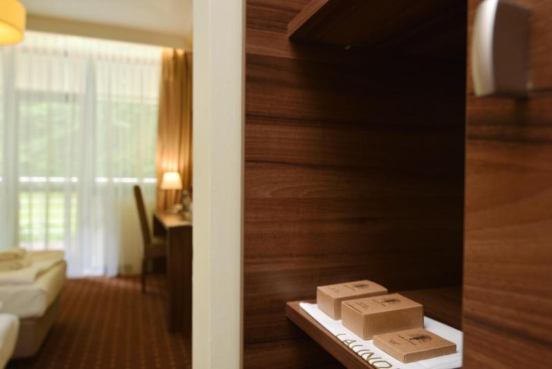 Triple Room with Balcony image 4