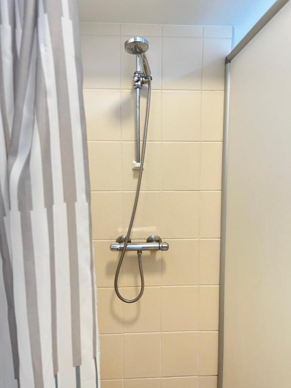 Single Room with Shared Bathroom image 3