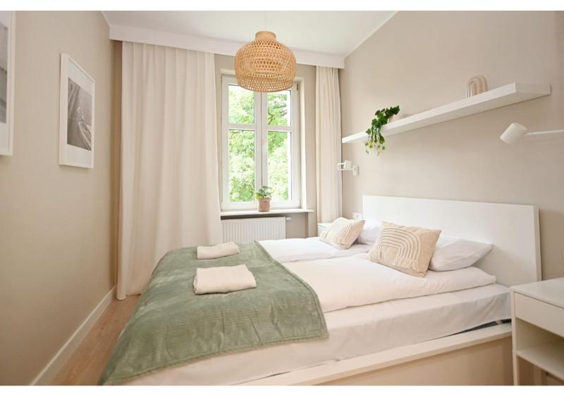 Victus Spacious Apartment Close to the Beach with a Work Space by Noclegi Renters - image 3