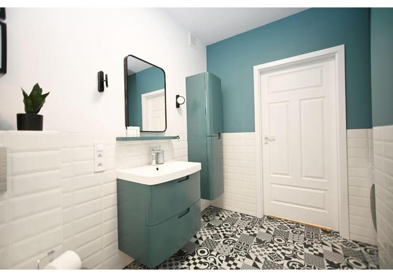Victus Spacious Apartment Close to the Beach with a Work Space by Noclegi Renters - image 10