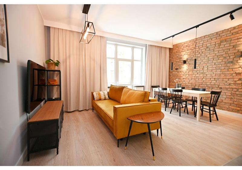 Victus Spacious Apartment Close to the Beach with a Work Space by Noclegi Renters - image 1