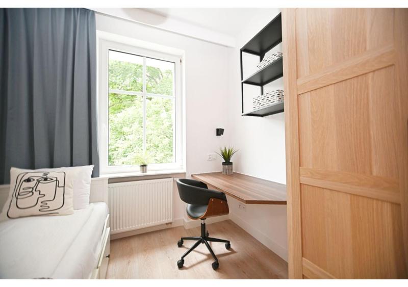 Victus Spacious Apartment Close to the Beach with a Work Space by Noclegi Renters - image 2