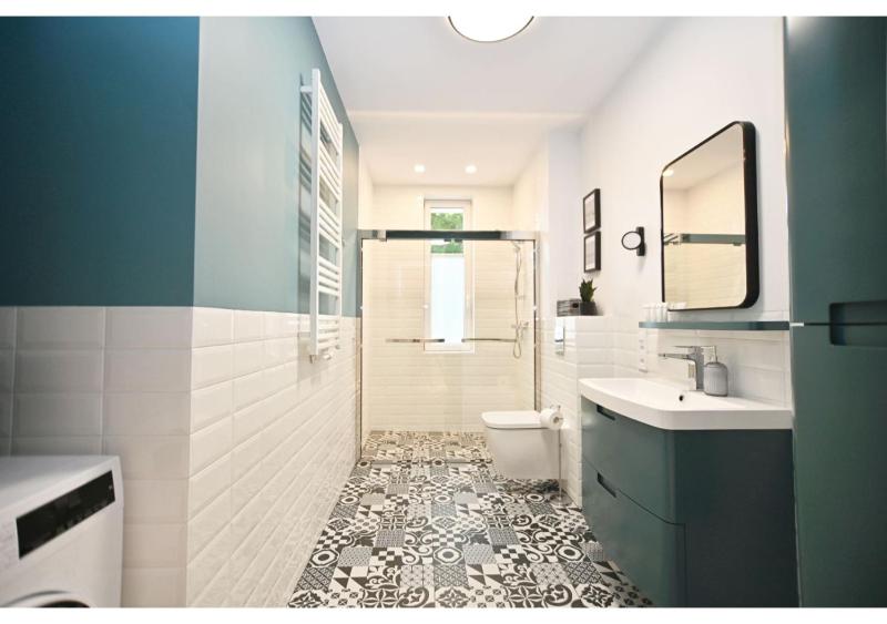 Victus Spacious Apartment Close to the Beach with a Work Space by Noclegi Renters - image 11