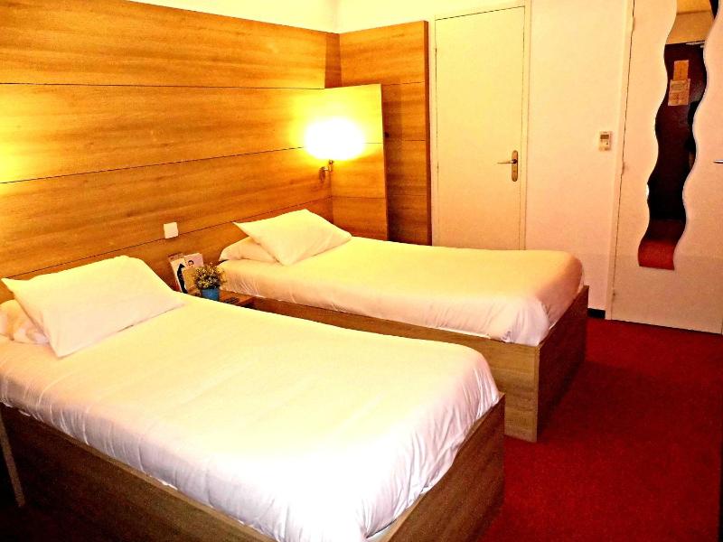 Twin Room image 2