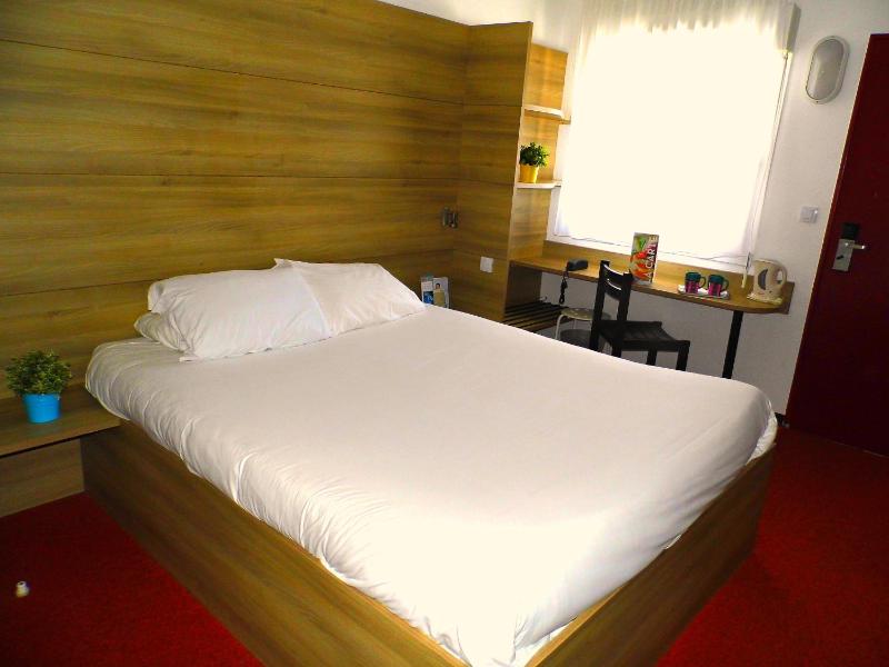 Double Room image 3
