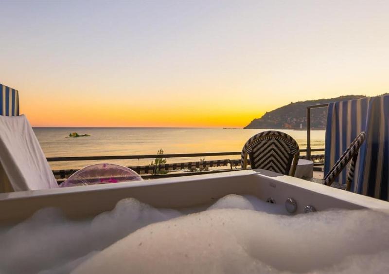 Deluxe Double Room with Sea View image 3