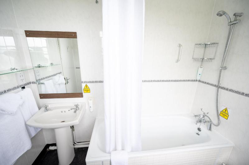 Twin Room image 3