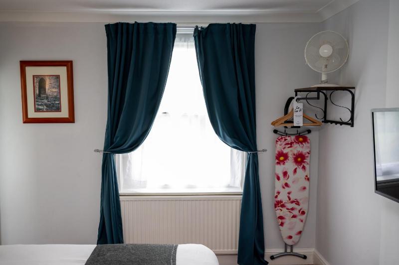 Twin Room image 4