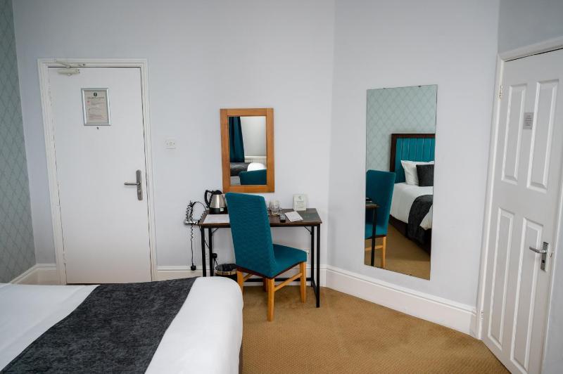 Family Room image 3