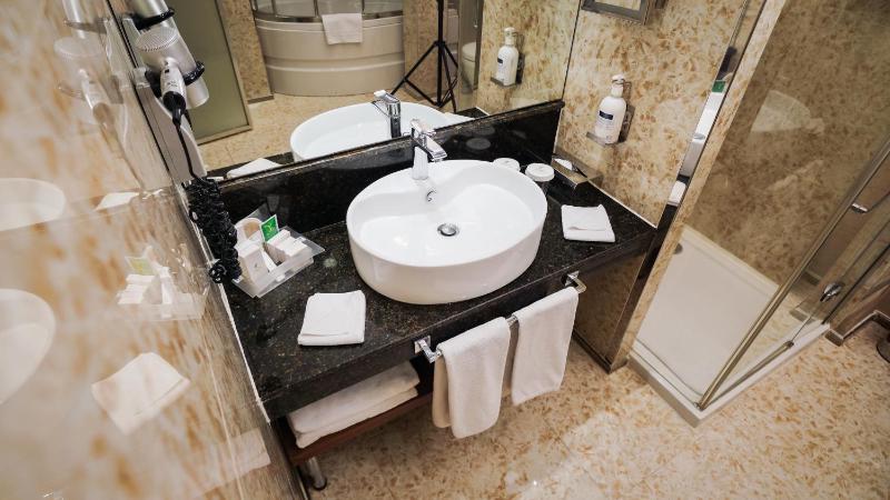 Standard Twin Room image 1