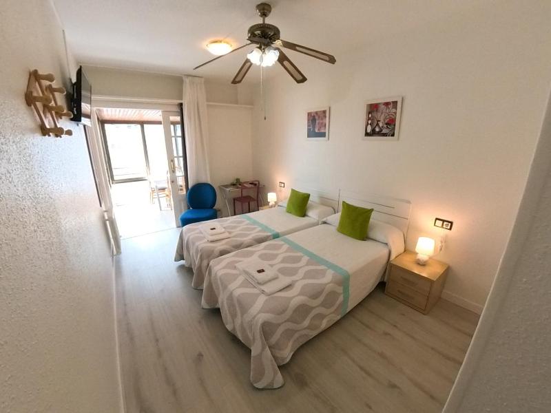 Twin Room with Shared Bathroom image 4