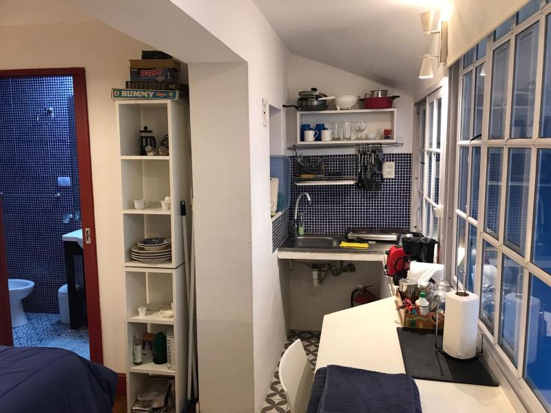 Monoambiente con baño privado y cocineta dentro de casa - image 15