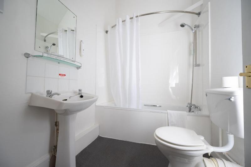 Twin Room image 2