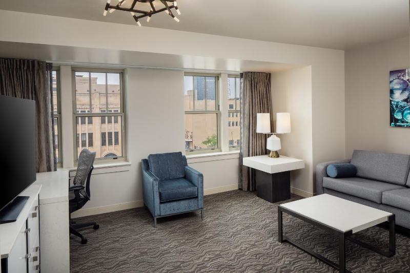 DoubleTree Suites by Hilton Hotel Detroit Downtown - Fort Shelby - image 39