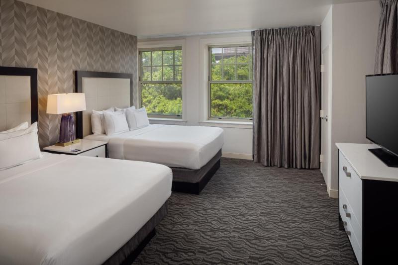Corner Suite with Two Queen Beds image 2