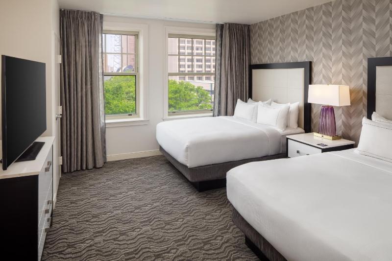 One-Bedroom Queen Suite with Sofa Bed image 2