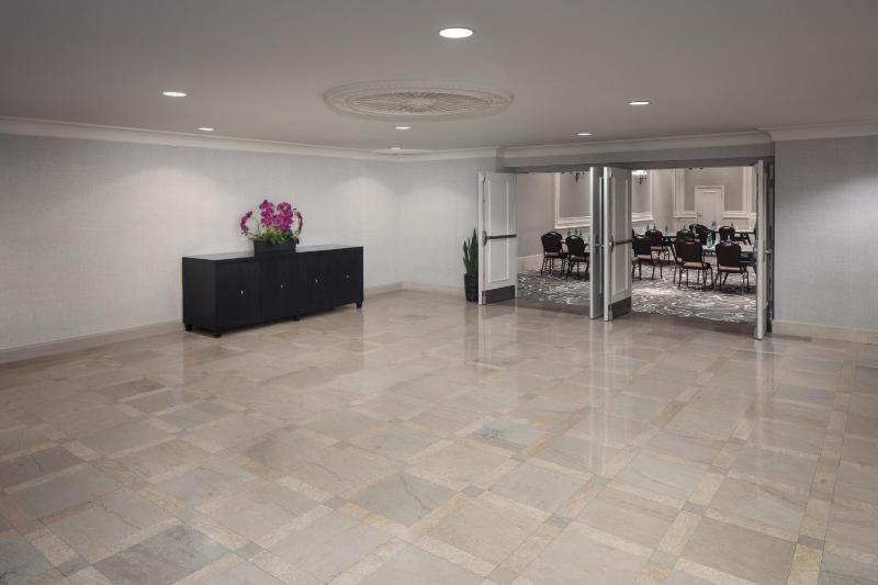 DoubleTree Suites by Hilton Hotel Detroit Downtown - Fort Shelby - image 24