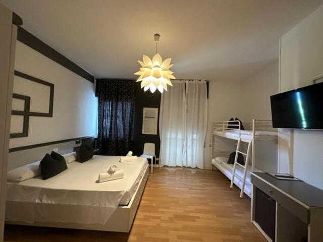 Quadruple Room image 4
